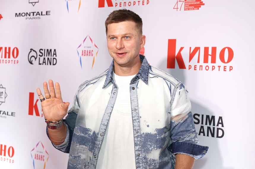 «Меня сложно не ревновать»: актер Курцын рассказал об отношениях с женой