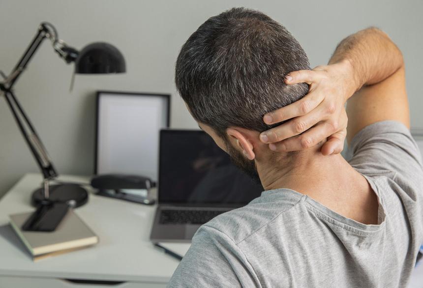 Списывал на стрессовый период: мужчина неделю игнорировал головную боль и оказался парализован