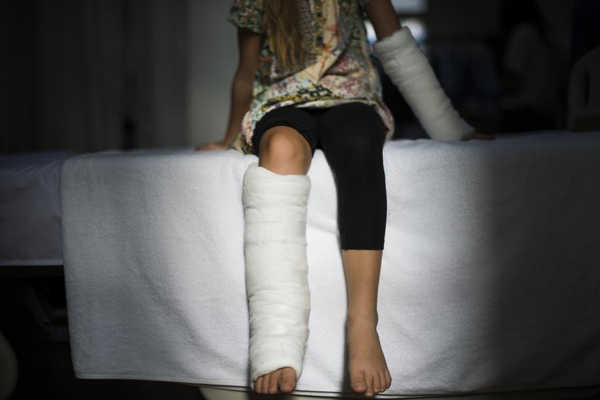 Могло не оказаться ни костылей, ни каталки: студентке с переломом ноги отказали в лечении в российской больнице