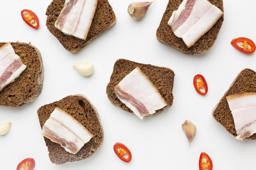 Россиянина уволили из ресторана за принесенное мусульманам сало