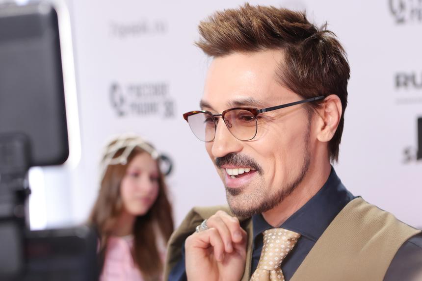 Певец Дима Билан улетел из России и попал в шторм на Мальдивах