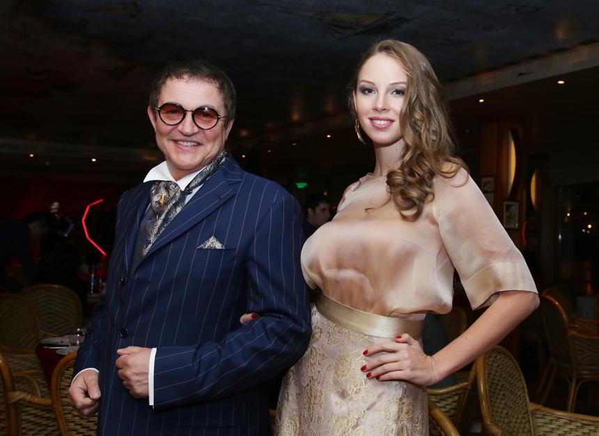 «Мне очень жалко ее. Два ножа в спину — это ужасно»: жену любовника Полины Дибровой публично поддержали