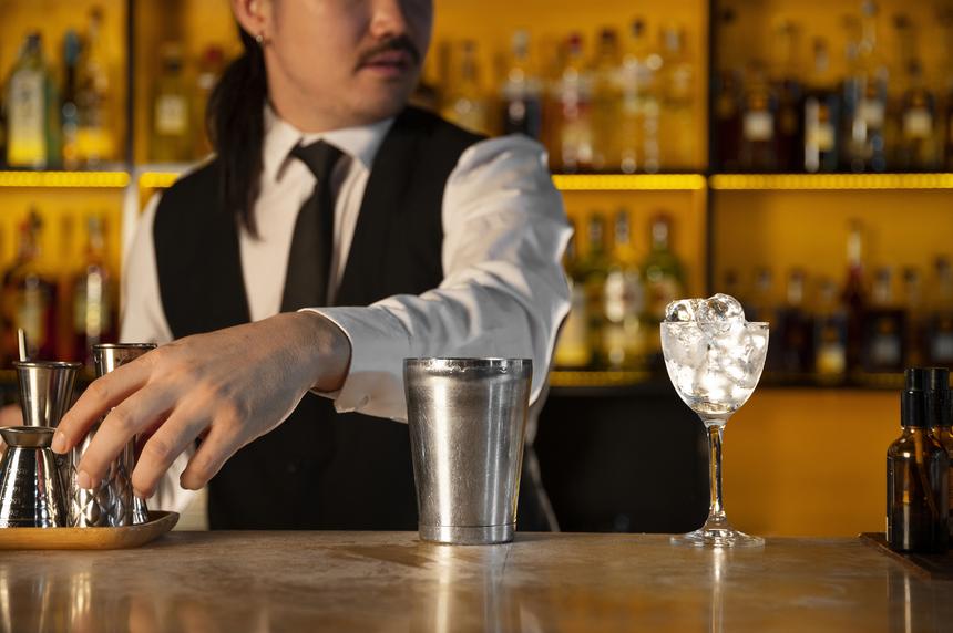 Ударил девушку кулаком по лицу и разбил об сцену арбуз: режиссер Виталий Лабутин устроил пьяный дебош в баре