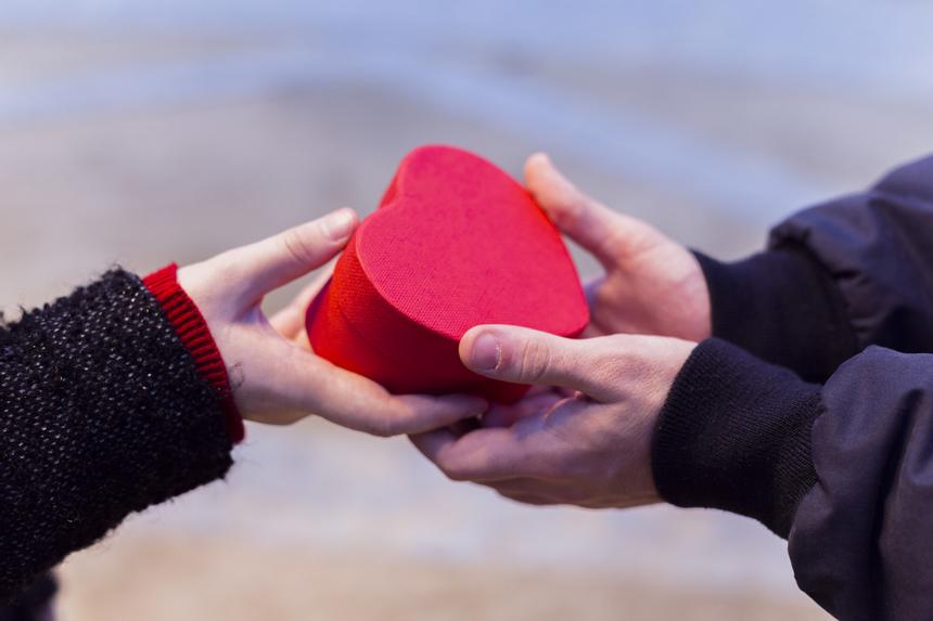 «Вместо медового месяца отбывает срок»: жениха задержали за перекрытие дороги ради предложения