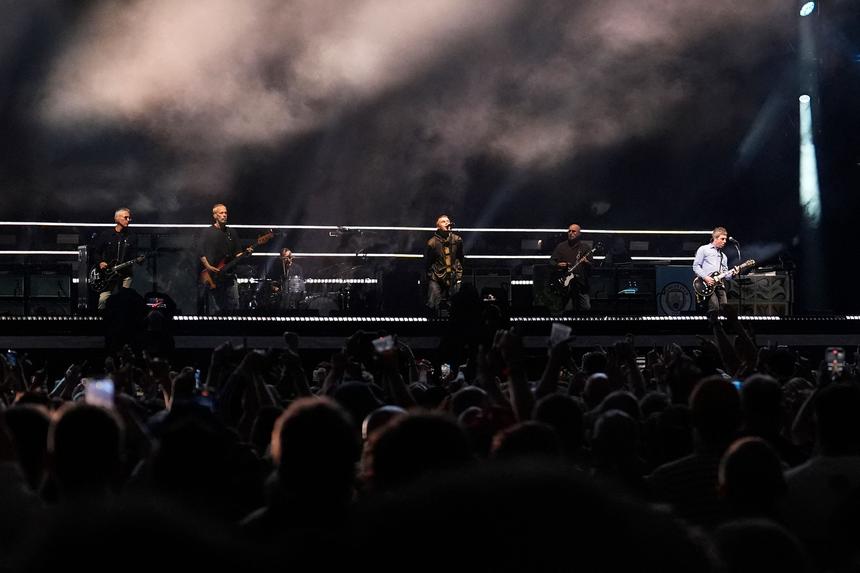 Мужчина год назад купил билеты на группу Oasis и погиб на концерте