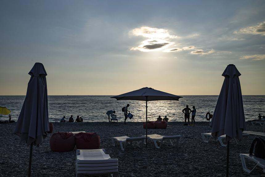 Держала палатку на рынке со своей бабушкой: в Сочи арестовали 30-летнюю продавщицу смертельной чачи