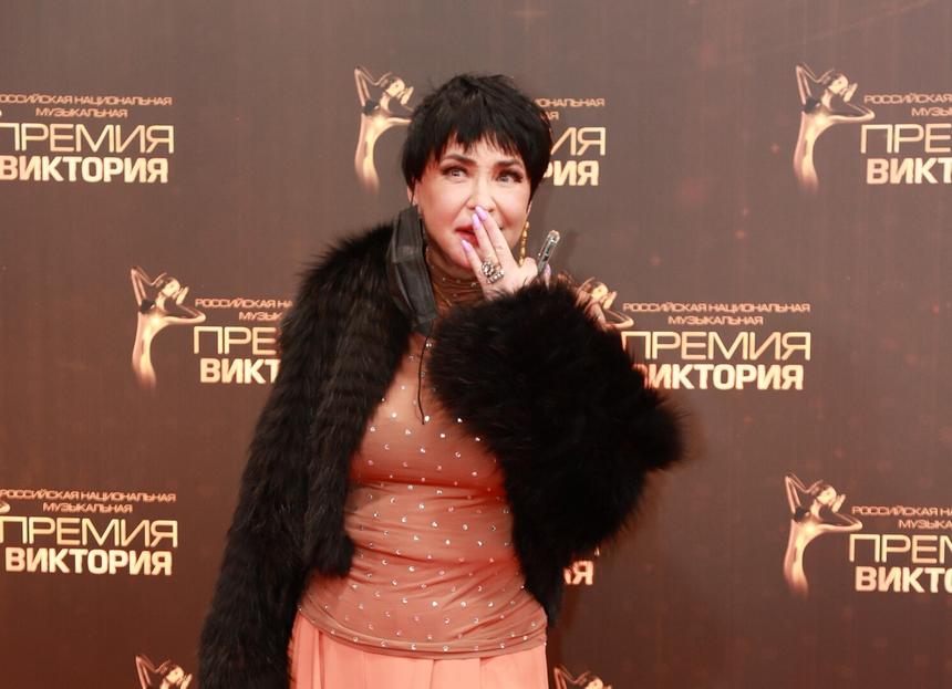 Дочь Лолиты исполнила песню Елены Ваенги во время педикюра