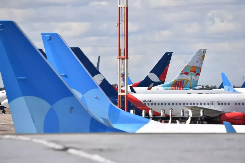 Самолет со 192 пассажирами на борту столкнулся с другим лайнером в аэропорту