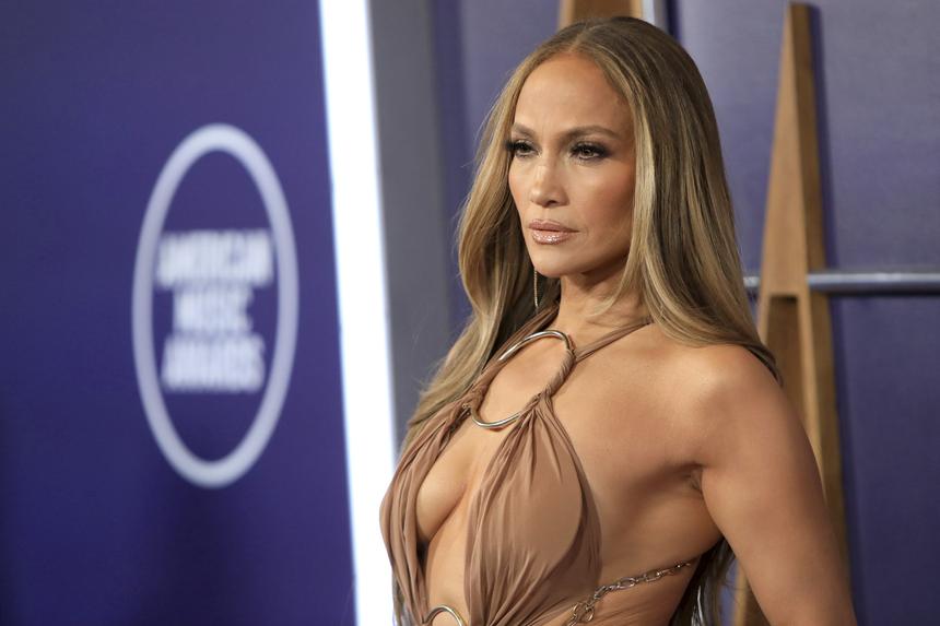 «Мне было щекотно!»: насекомое чуть не сорвало концерт Дженнифер Лопес