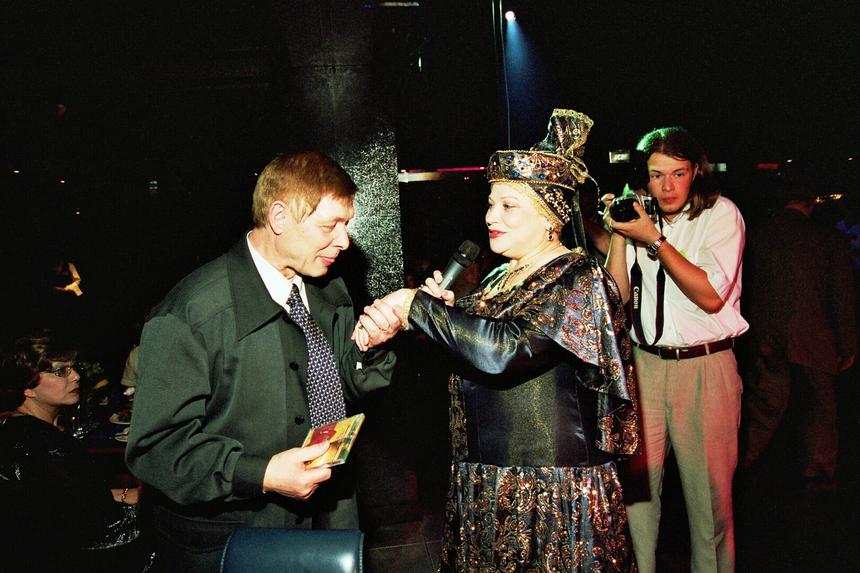 «Наша семья бережет их покой»: внук Эдуарда Хиля ответил на критику могилы деда