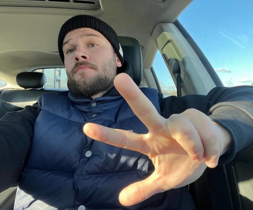 Украинцев депортируют из Польши после демонстрации бандеровского флага на концерте Макса Коржа