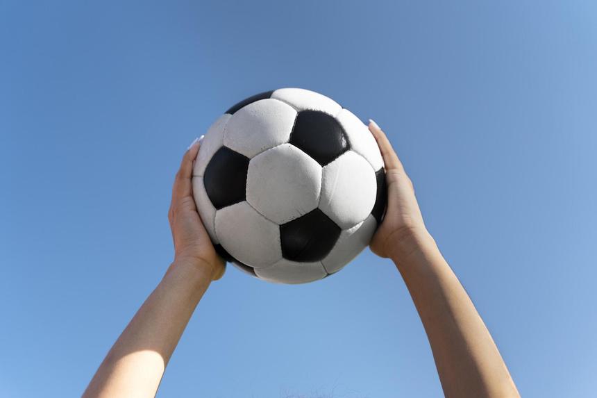 «Эту недонацию ненавидит весь мир!»: жена украинского футболиста «ПСЖ» сравнила россиян с террористами