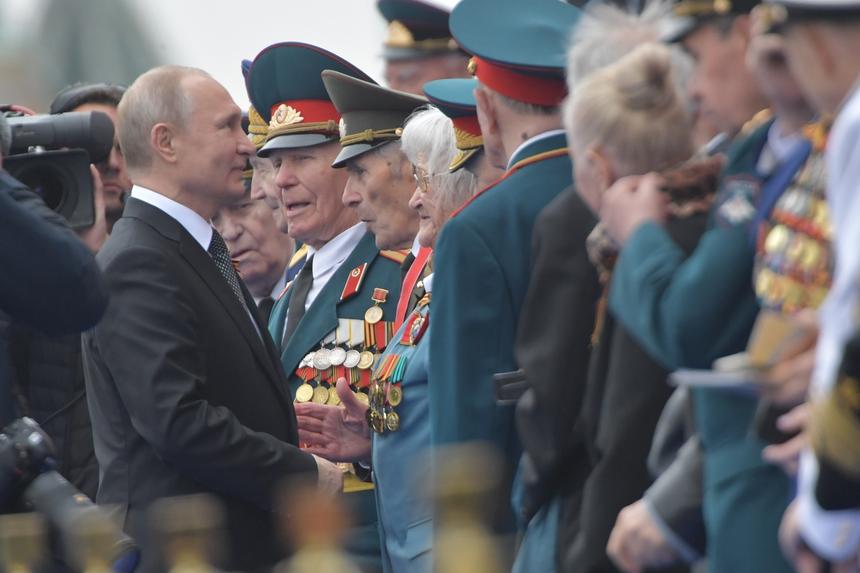 «Грубейшее нарушение»: пожавший руку Путину на Параде Победы ветеран может остаться без жилья