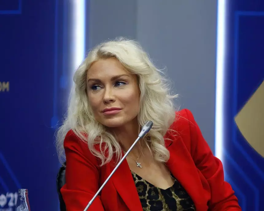 Юрист Катя Гордон улетела из России и похвасталась кольцом с бриллиантом