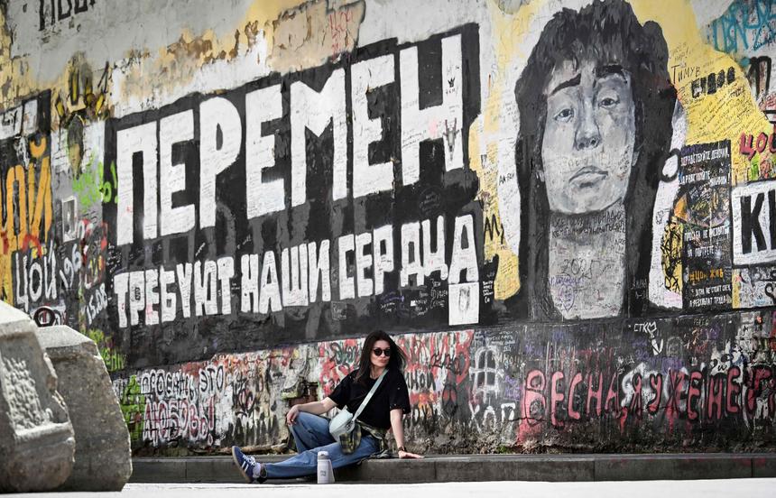 «Это не Витька!»: 87-летний отец Виктора Цоя устроил перепалку на могиле сына