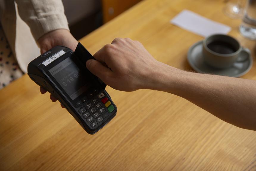 «Никакие санкции с нас не сняли»: журналист не смог оплатить покупки российской картой на Аляске