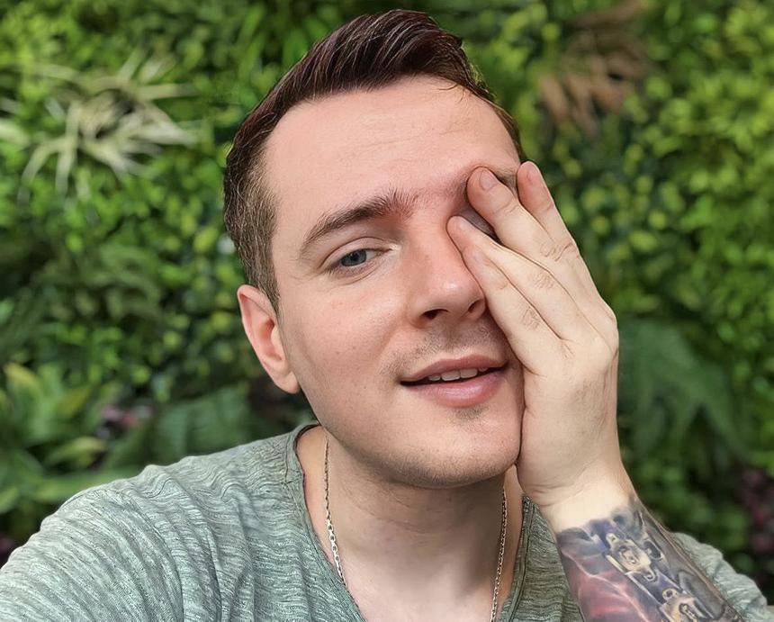 «Верил, что ссоры — это происки темных сил»: победителя «Битвы экстрасенсов» обвинили в абьюзе