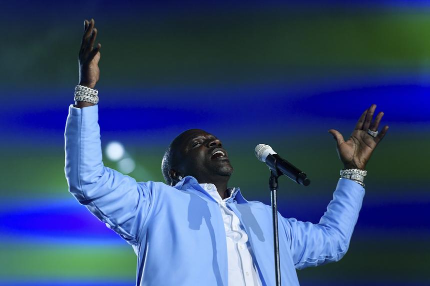 По голове и щекам: артист Akon побил охранника во время концерта в Сочи