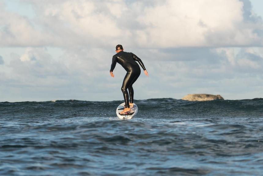Ползал по пляжу с камнями в почках, но продолжал ловить волны: «король серфинга» Дейл Вебстер умер в 76 лет