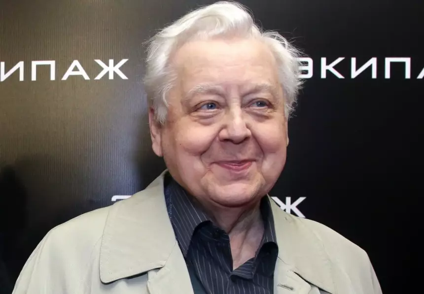 «Не разговаривает с папой даже во сне»: старшая дочь Олега Табакова не простила отца за роман с юной ученицей