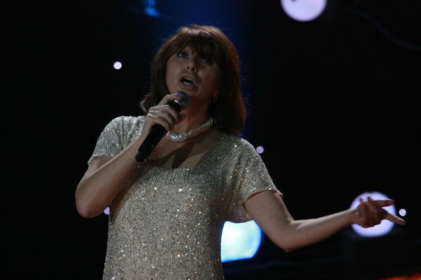 Потеря популярности, одиночество и «синдром разведенки»: как живет Алена Апина