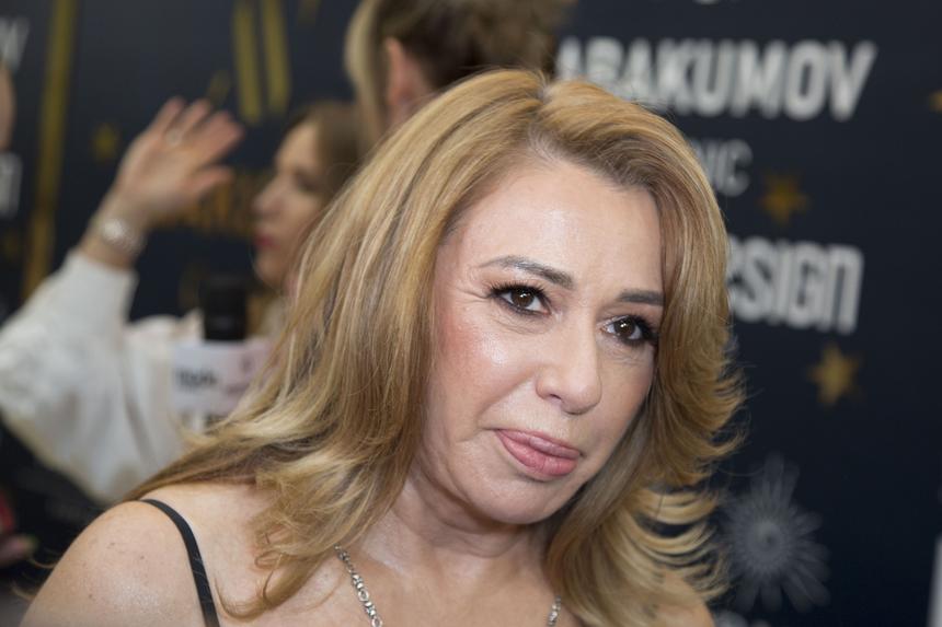 Потеря популярности, одиночество и «синдром разведенки»: как живет Алена Апина