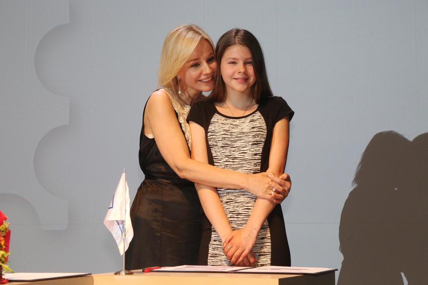 19-летняя дочь Табакова восхитила подписчиков снимками с отдыха за границей