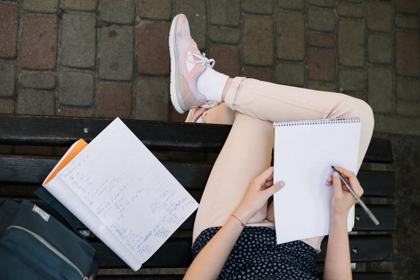 Трех студенток первого курса отчислили из вуза за танец у Храма Христа Спасителя