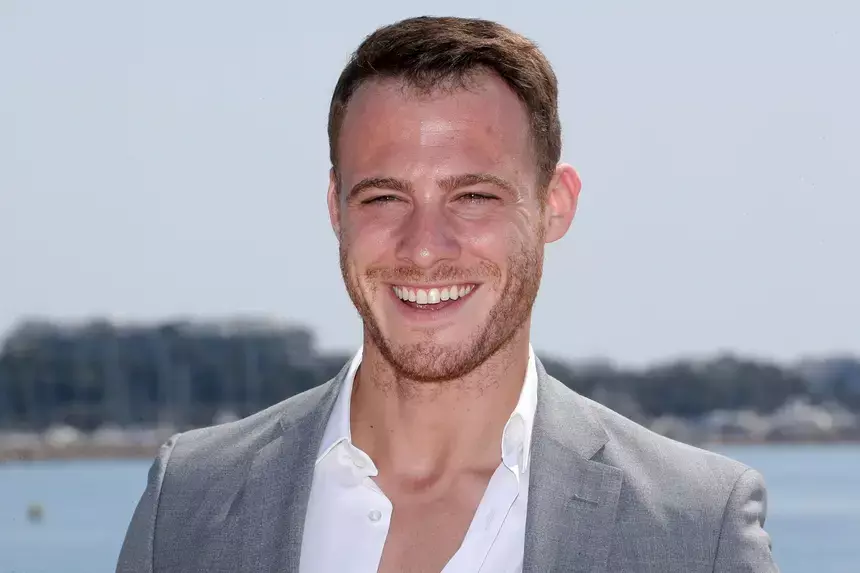 Керем Бюрсин рассказал о травме, которая едва не лишила его возможности ходить