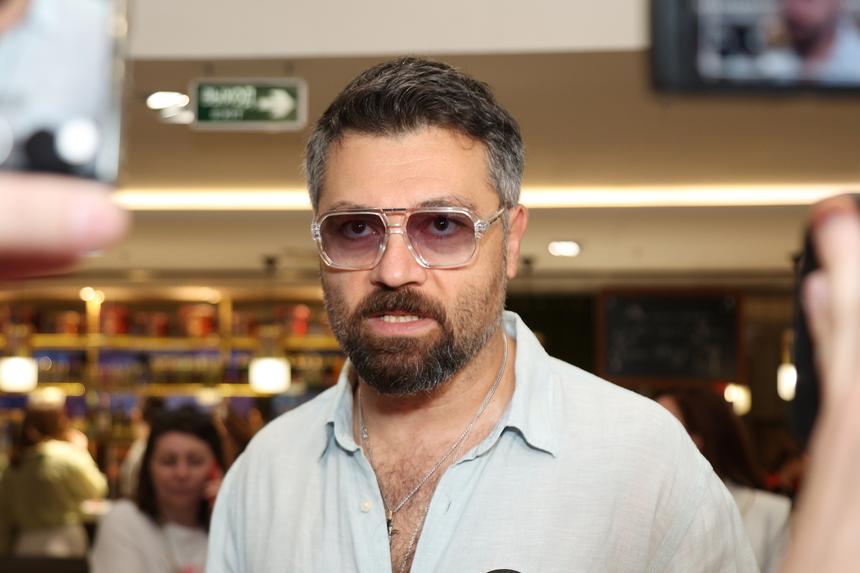 44-летний певец Алексей Чумаков перенес срочную операцию на позвоночнике