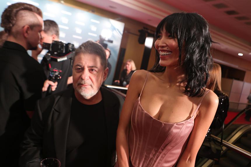 «Что за подгузник?»: молодую жену Цекало раскритиковали из-за необычного наряда