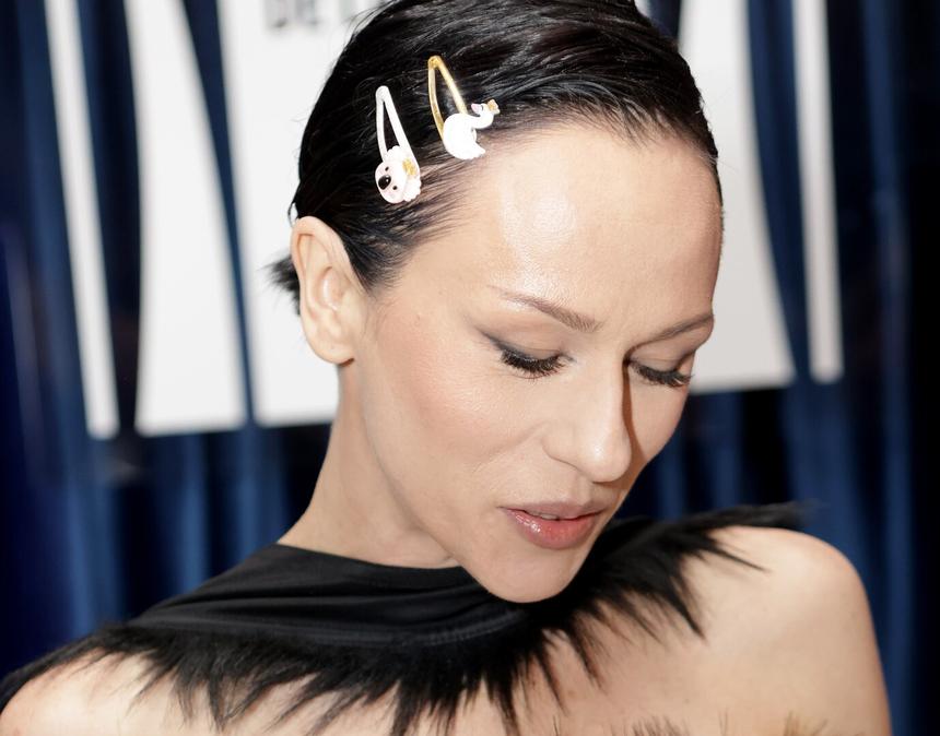 «Цвет странный»: Катя IOWA придумала платье из пластика за 235 тысяч