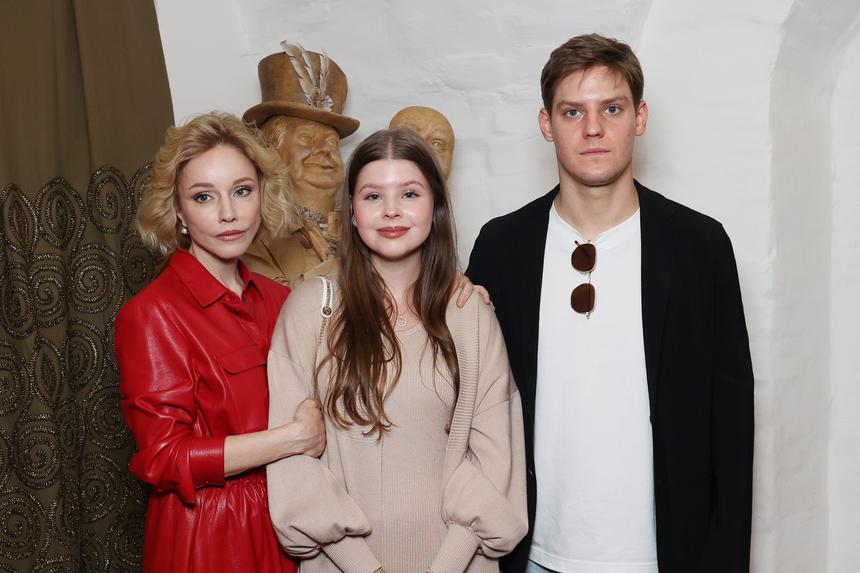 Актриса Марина Зудина с детьми появилась на открытии выставки, посвященной 90-летию Олега Табакова