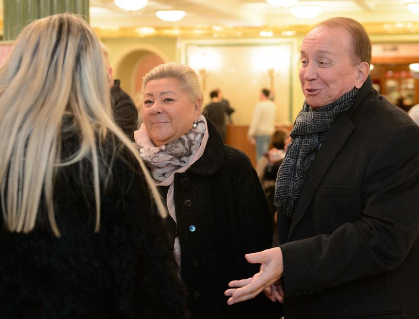 Корсет, джинсы и яркая помада: внучка Александра Маслякова отметила 19-летие