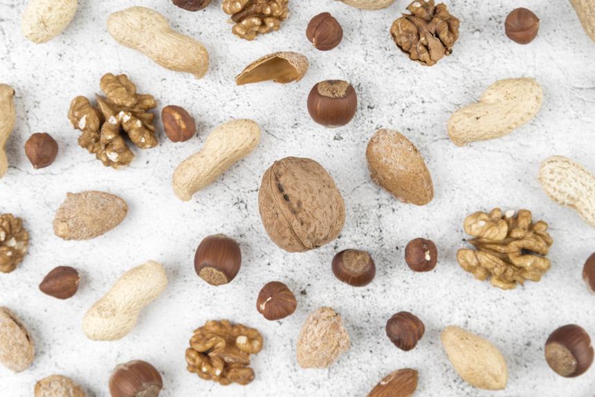 Врач объяснила, почему не стоит брать в дорогу яйца и орехи