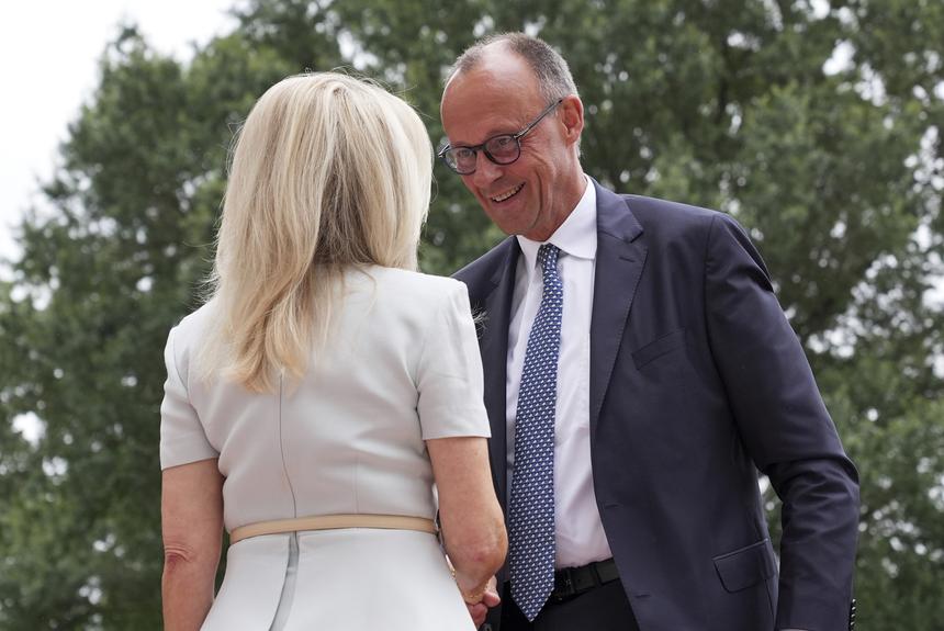 В ФРГ объяснили, зачем Мерц надел галстук со слонами на встречу с Трампом