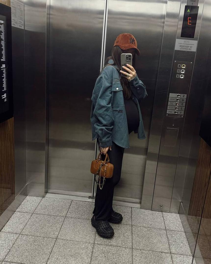 Сумочка Miu Miu и тапки Balenciaga: Краймбрери похвасталась образом почти за полмиллиона рублей