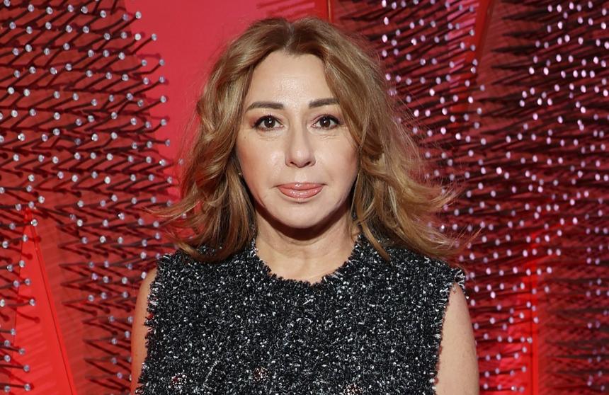 Готовится выйти замуж? 60-летнюю Алену Апину засняли в свадебном салоне с предполагаемым молодым возлюбленным