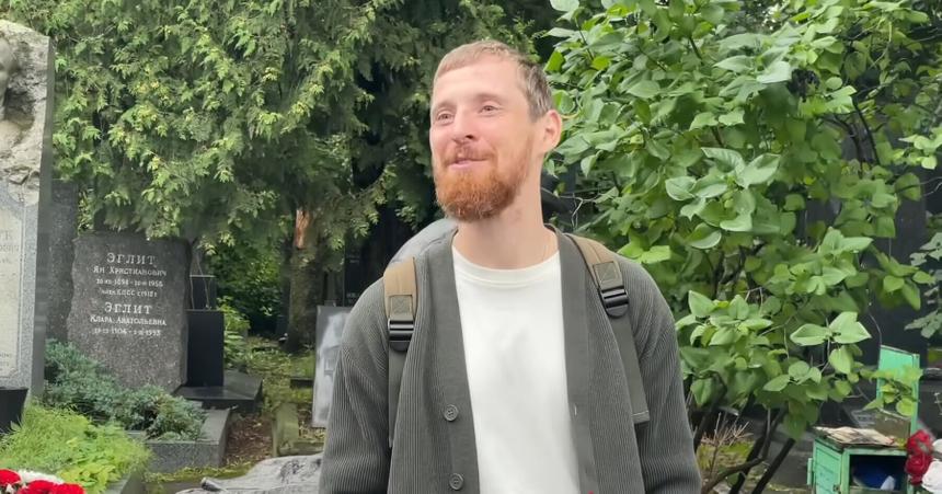 Внук артиста Юрия Никулина Максим пришел на могилу деда в годовщину смерти