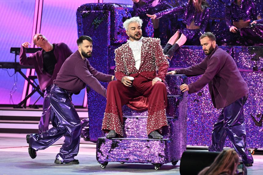 «Покалеченные»: хромающий Киркоров обратился к перенесшему операцию на позвоночнике Чумакову