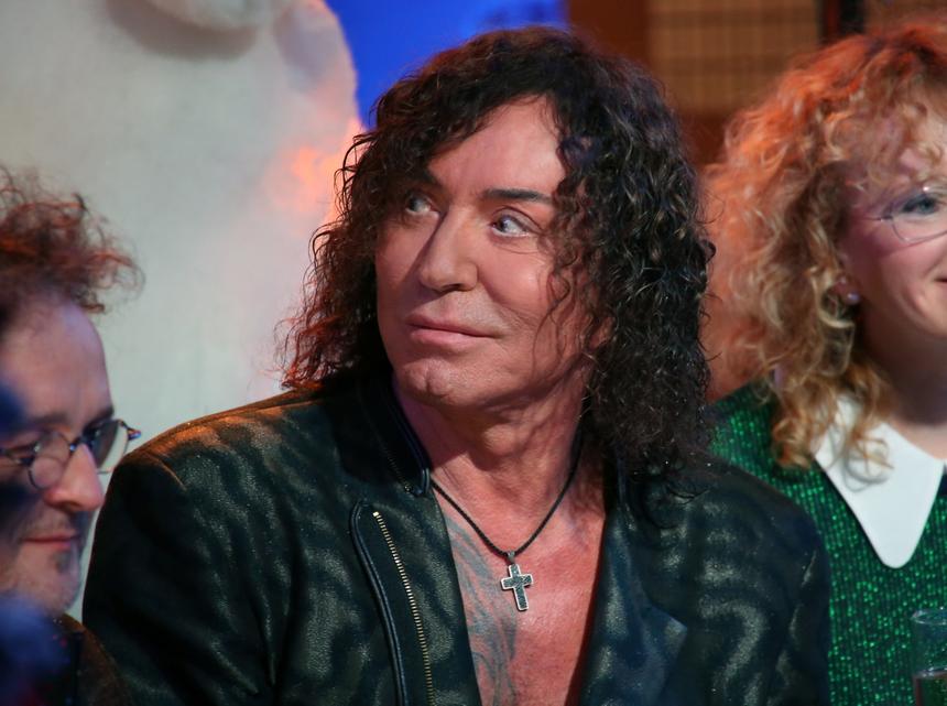 76-летний Леонтьев в кепке и кроссовках прилетел в Казань, чтобы выйти на сцену