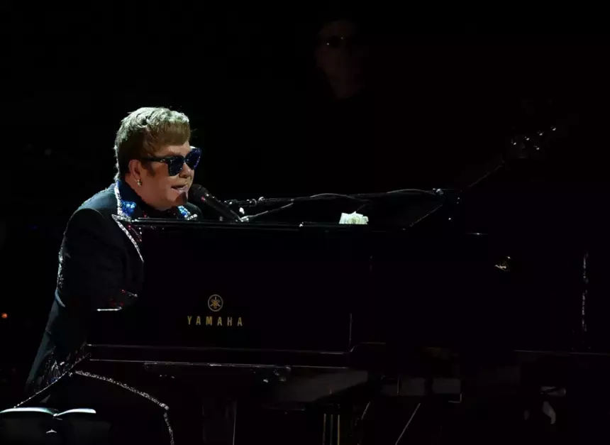 78-летнего певца Элтона Джона засняли на яхте после ухудшения здоровья