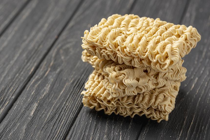 13-летний подросток съел 3 пачки сырой лапши быстрого приготовления и умер