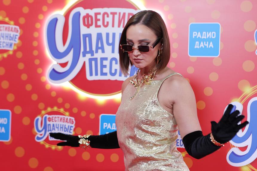 «За шалость клеймят»: Бузову обижают напоминания о странном поцелуе с Киркоровым