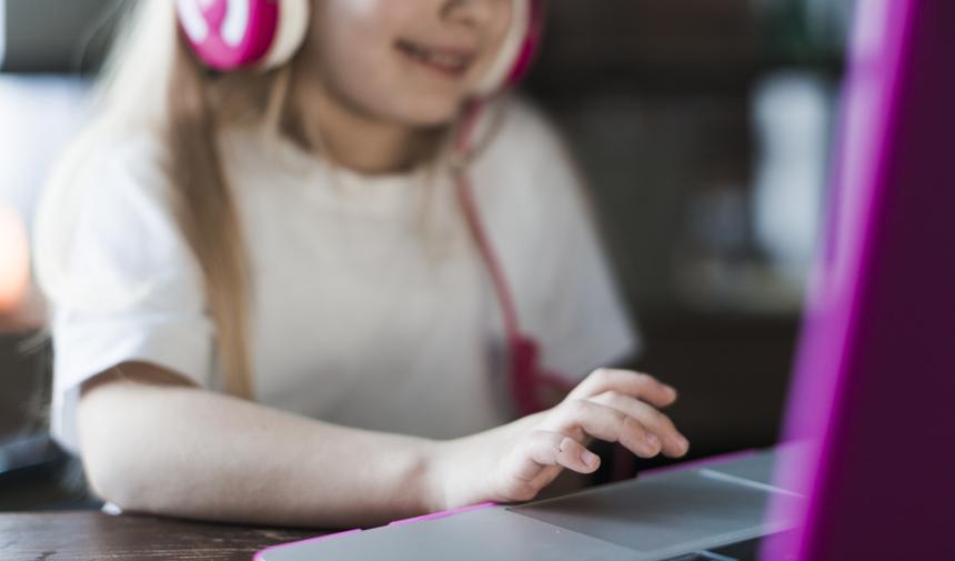 «Он умрет, а у меня будут бабосики»: школьница в прямом эфире заявила о желании заработать на гибели бойца СВО