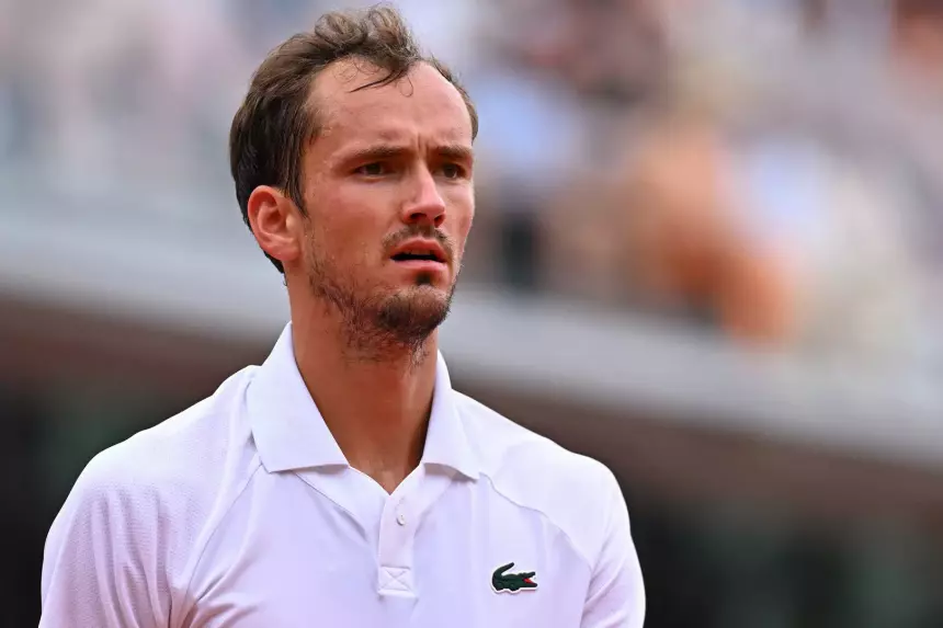 Пришел в ярость и разломал ракетку: российского теннисиста Даниила Медведева оштрафовали более чем на 3 млн рублей