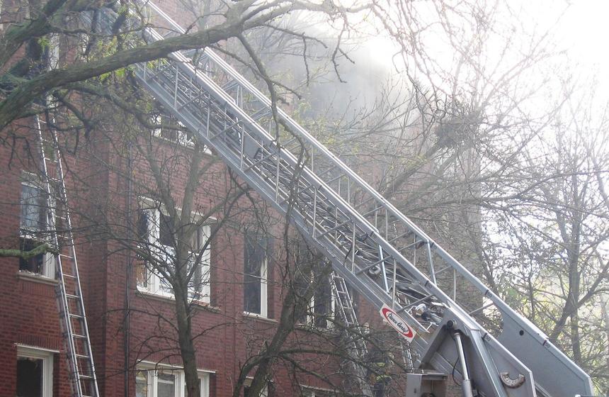 Чудом выжил: 200-килограммового петербуржца не могут эвакуировать уже второй день после взрыва газа