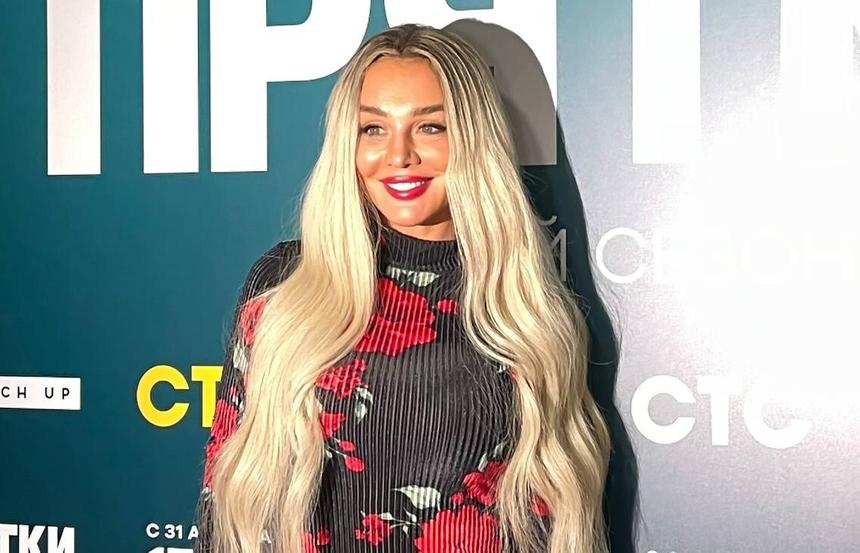 Пепельный блонд и красные цветы по всему телу: молчаливая Анна Седокова вышла в свет с сыном Гектором и собакой