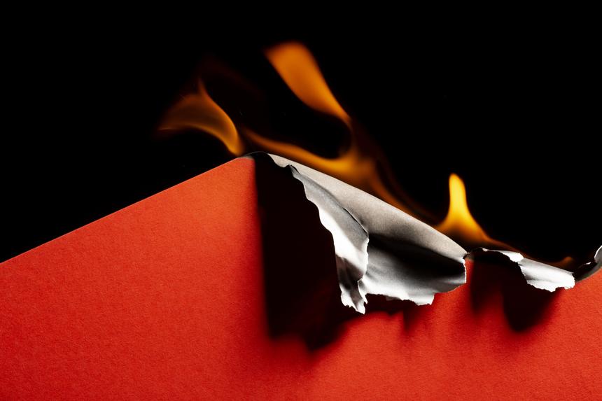 «Старший ребенок не мог достать зажигалку»: вдова бойца СВО рассказала о пожаре, в котором сгорели двое ее детей