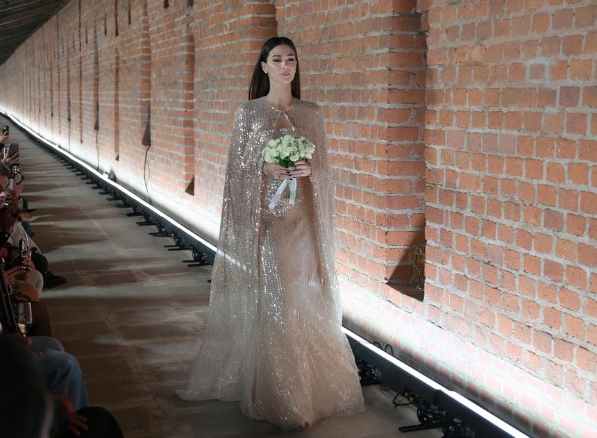 «Какая стать!»: супруга хоккеиста Александра Овечкина приняла участие в Московской неделе моды